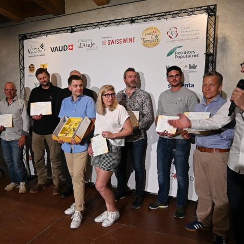 Les lauréats (1re à 8e place) de la catégorie principale Au centre, Serge et Stéphanie Diserens Delarze, avec le trophée de “champion du monde” de la catégorie principale, Les Moines Chasselas Tradition 2021 Chablais Villeneuve Grand cru du Domaines des Moines.